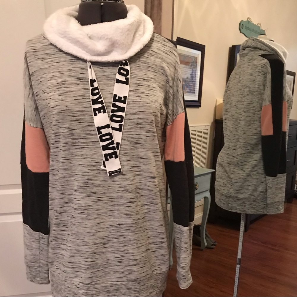 Women’s/ juniors sweater. Size Medium